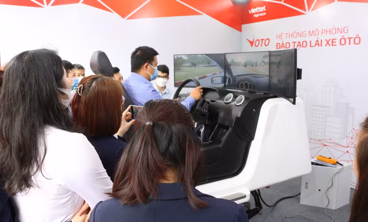 Hệ thống mô phỏng đào tạo lái xe ô tô trang bị thí điểm tại hội nghị.