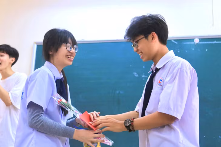 Em Lê Thùy Mai Anh, Trường THPT Chuyên Hạ Long (bên trái) được tham dự Kỳ thi Olympic Vật lý châu Âu năm 2022, dự kiến diễn ra vào tháng 5/2022. Ảnh: Trường THPT Chuyên Hạ Long cung cấp