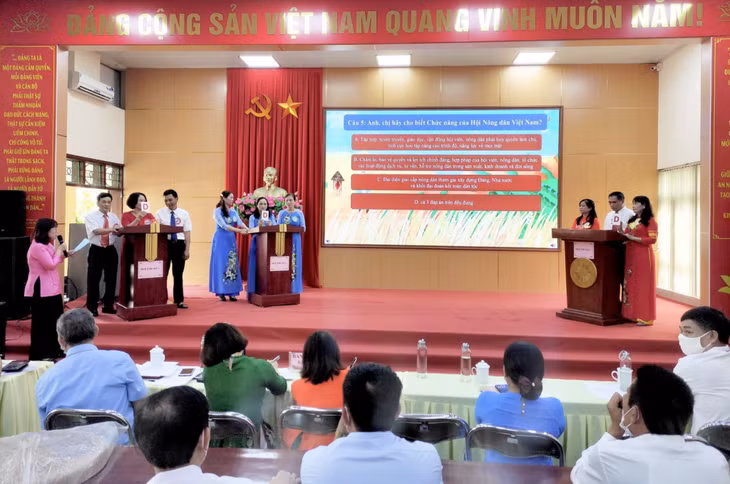 Các đội thi tham gia phần thi kiến thức tại Hội thi "Nhà nông đua tài" lần thứ V năm 2022 phường Trưng Vương (TP Uông Bí).