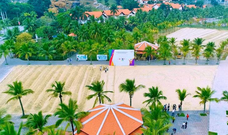 Để phục vụ tốt nhất các môn thi đấu SEA Games, Tập đoàn Tuần Châu đã đầu tư nhiều tỷ đồng cải tạo, nâng cấp toàn bộ hệ thống cát, cảnh quan sân thi đấu, đáp ứng các tiêu chuẩn khắt khe nhất của các môn thể thao bãi biển.