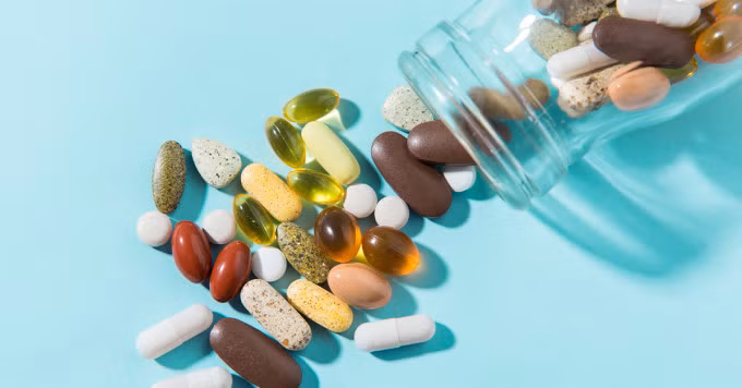 Uống quá nhiều vitamin và một số thực phẩm bổ sung có thể gây các triệu chứng như buồn nôn hoặc co thắt dạ dày. Ảnh: Healthline