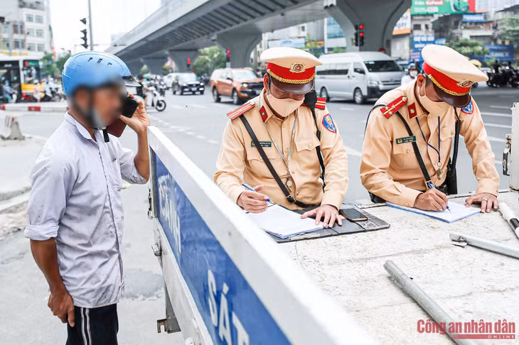 Khi bị lập biên bản xử lý, người đàn ông này đã đưa ra đủ các lý do để biện minh cho hành vi vi phạm của mình.