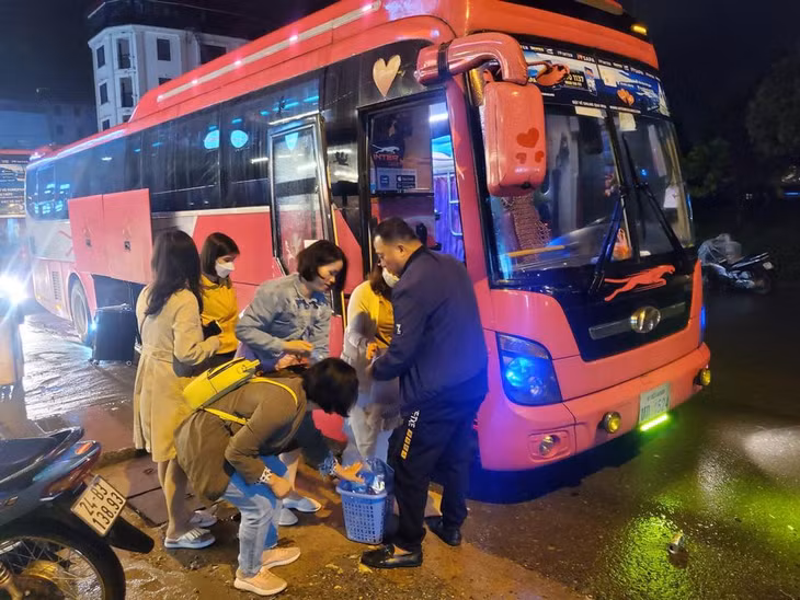 Gắn mác xe hợp đồng,hàng loạt xe khách Interbus Line lập bến “cóc”, đón trả khách như tuyến cố định, chạy xuyên tâm nội đô Hà Nội lên Sa Pa.