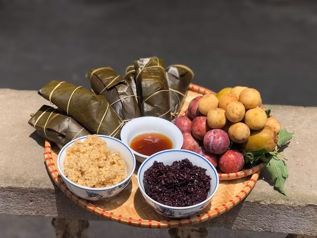 Những mâm cúng Tết Đoan Ngọ được bày trí nhiều màu sắc, có nhiều loại trái cây, chè, rượu để giết sâu bọ. Ảnh: ST.