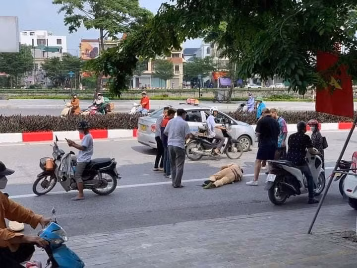 Thiếu tá Chung ngã bất tỉnh trên đường sau cú đâm xe trực diện của hai đối tượng