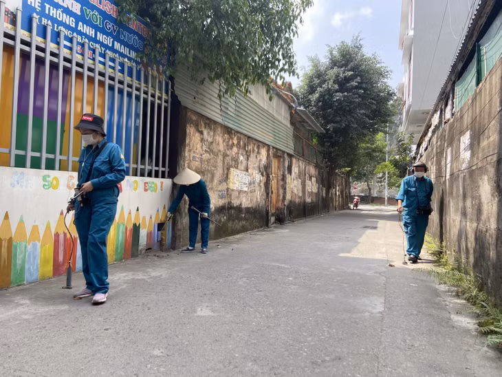 Ngoài việc nghe ban đêm, Xí nghiệp nước Hòn Gai cũng bố trí công nhân nghe ban ngày để tăng cường việc phát hiện các điểm rò rỉ nước.