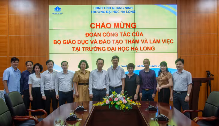 Đoàn công tác Bộ GD&amp;ĐT chụp ảnh lưu niệm cùng đại diện lãnh đạo Trường Đại học Hạ Long.