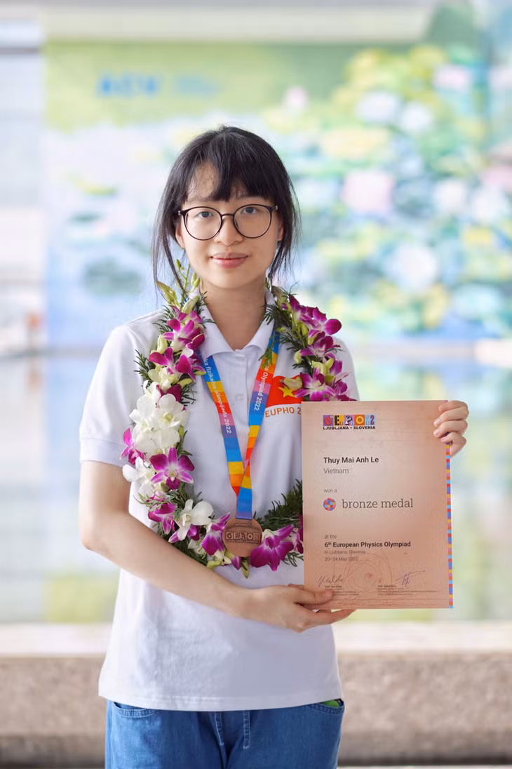 Lê Thùy Mai Anh, Trường THPT Chuyên Hạ Long.