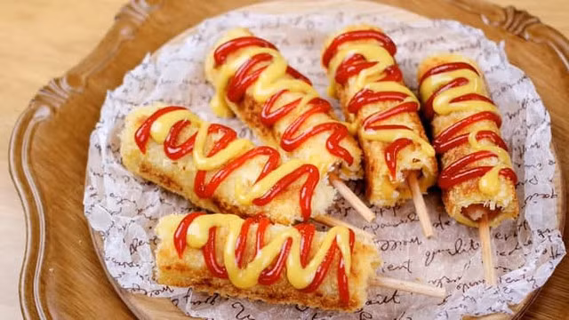 Đồ ăn vặt chứa nhiều đường bổ sung và chất béo bão hòa không tốt cho giấc ngủ.