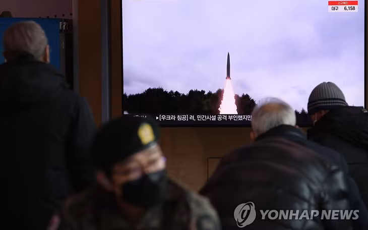 Người dân tại một nhà ga ở Seoul, Hàn Quốc, theo dõi bản tin về một vụ phóng tên lửa của Triều Tiên. (Ảnh: Yonhap)