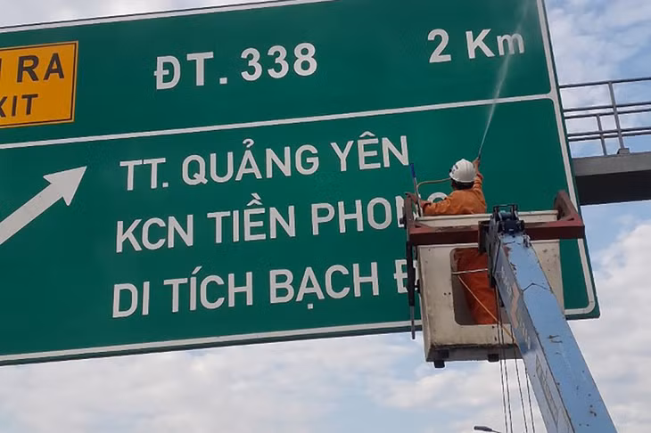 Vệ sinh nắn chỉnh biển báo trên cao tốc Hạ Long - Hải Phòng.