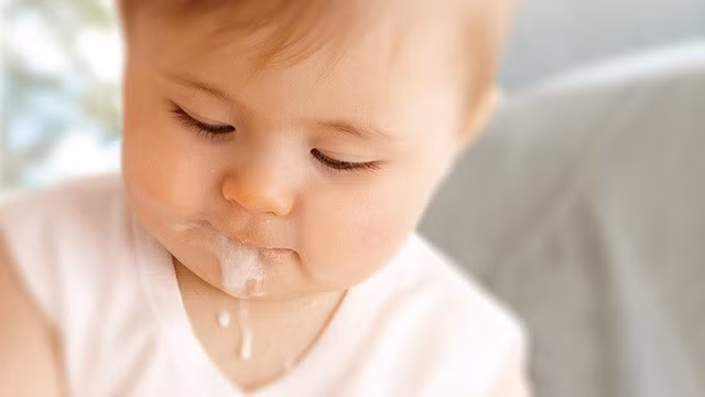 Khi trẻ bị trào ngược dạ dày thường xảy ra hiện tượng nôn trớ khoảng 15 phút sau bữa ăn hay bú.