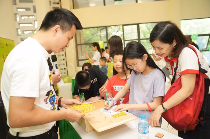 Sau gần 2 năm học trực tuyến, các em học sinh háo hức tham gia ngày hội tài chính cùng các thầy cô và cha mẹ.