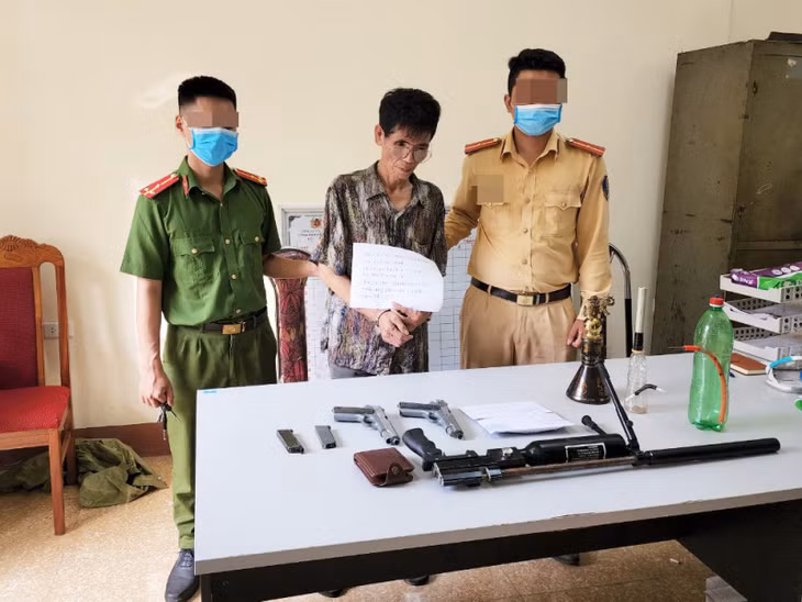 Đối tượng Chung và tang vật tại cơ quan Công an.