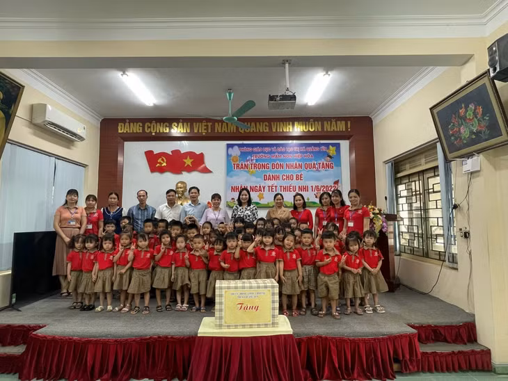 Bí thư Thị ủy, Chủ tịch HĐND TX Quảng Yên Hồ Văn Vịnh thăm, tặng quà trẻ em Trường Mầm non Hiệp Hòa nhân dịp Tết thiếu nhi 1/6/2022.
