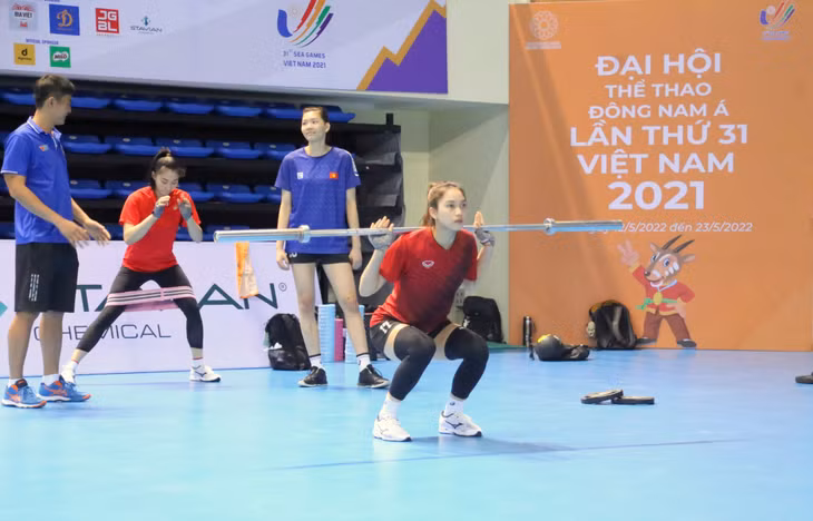 Trong buổi tập chiều 3/5, Đội tuyển bóng chuyền nữ Việt Nam hoàn thành các bài tập tạ rèn thể lực của HLV Thái Thanh Tùng.