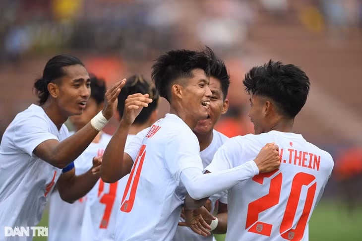 Các cầu thủ U23 Myanmar ăn mừng sau khi có bàn thắng (Ảnh: Tiến Tuấn).