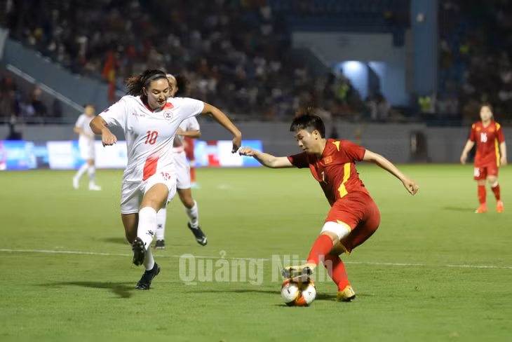 Nhân tố quan trọng nhất làm nên màn lội ngược dòng "mãn nhãn" của ĐT nữ Việt Nam trên sân Cẩm Phả chắc chắn là Tuyết Dung. Với thể lực tốt cùng kỹ thuật cá nhân điêu luyện, những pha lên bóng của Tuyết Dung luôn làm hàng phòng ngự của Philippines chật vật.