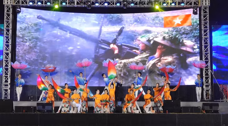 Chương trình nghệ thuật chào hè 2022 “Vân Đồn bừng sáng cùng Seagames 31” (tháng 4/2022). Ảnh: Đỗ Hiền (CTV)