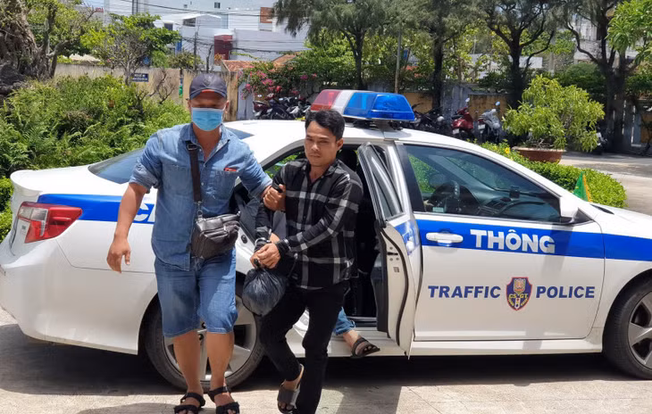 Trinh sát dẫn giải Đoàn Minh Hải về đến Phòng CSHS Công an tỉnh Phú Yên.