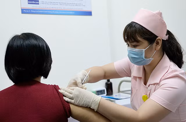 Trong 2 tình huống phòng chống dịch COVID-19, Bộ Y tế nhấn mạnh một trong 4 nguyên tắc đặt ra là vaccine là biện pháp hữu hiệu trong việc giảm nguy cơ chuyển nặng, tử vong Ảnh: Trần Minh