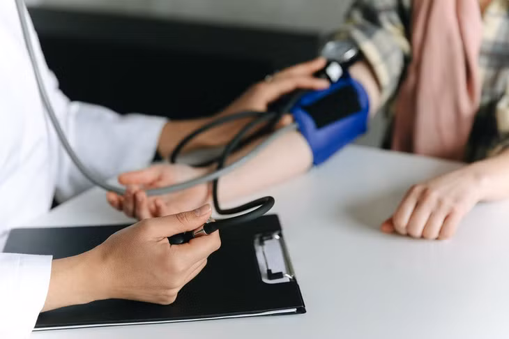 Kiểm tra huyết áp, đường huyết là điều nên làm nhất là khi bạn có yếu tố nguy cơ mắc bệnh thận. Ảnh minh họa: Pexels.