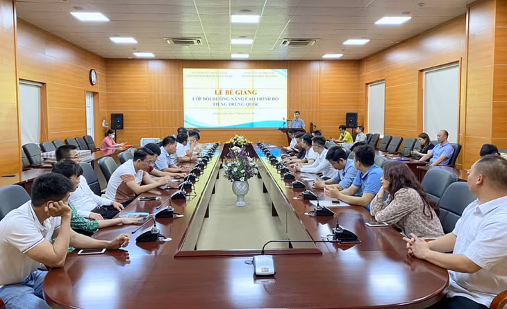 Tiến sĩ Trần Trung Vỹ, Phó Hiệu trưởng phụ trách Trường Đại học Hạ Long, phát biểu tại Lễ bế giảng.