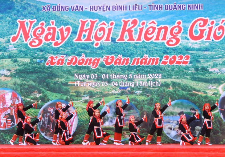 Các tiết mục văn nghệ mang đậm màu sắc dân tộc tại chương trình nghệ thuật khai mạc ngày hội Kiêng gió năm 2022 (5-2022). Ảnh: Nguyễn Dung