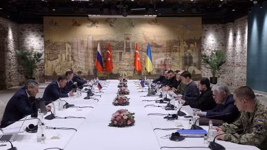 Hai phái đoàn Nga và Ukraine tại vòng đàm phán trực tiếp đầu tiên giữa hai nước ở Thổ Nhĩ Kỳ hồi tháng 3/2022. Ảnh: RT