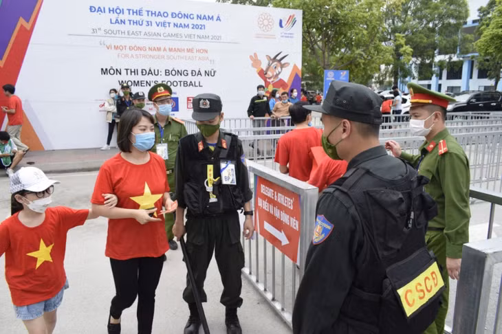Lực lượng công an kiểm soát chặt chẽ khán giả vào sân cỗ vũ trận Chung kết bóng đá nữ trên SVĐ Cẩm Phả.
