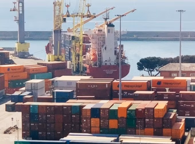 Các container điều được tạm giữ tại cảng Genoa (Italy). Ảnh: Thương vụ Việt Nam tại Italy