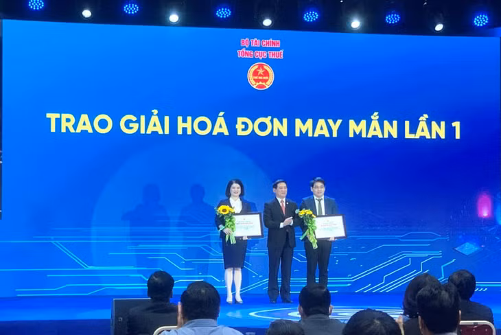 Trao thưởng người trúng “Hóa đơn may mắn” lần 1 ngày 21/4/2022.