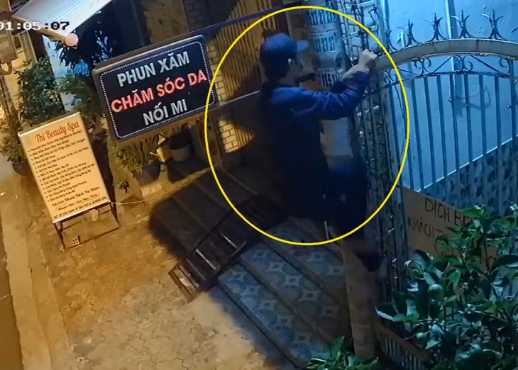 Hình ảnh đối tượng leo qua cổng rào, đột nhập vào trộm tài sản khi phát hiện cửa chính tầng 2 của căn nhà không khóa.