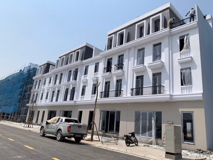Những dãy shophouse của TNR Grand Palace River Park đã hoàn thiện xây thô.