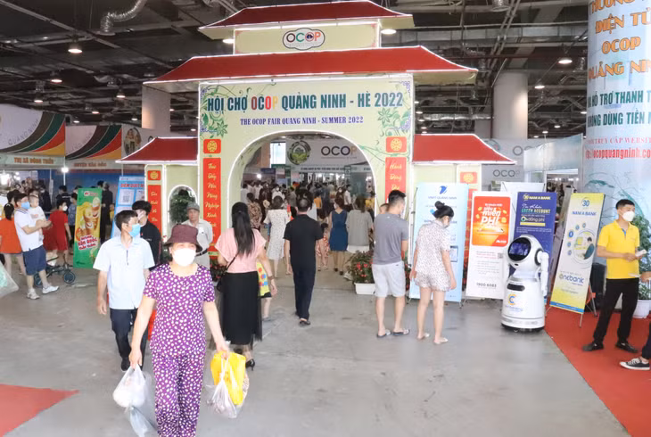 Hội chợ OCOP Quảng Ninh Hè - 2022 thu hút rất đông người dân, khách du lịch đến tham quan mua sắm.