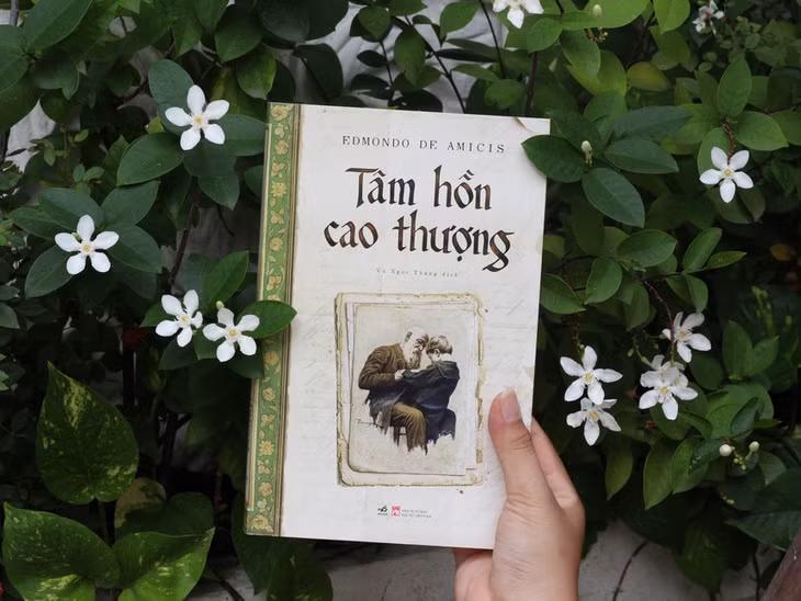 Có thể gọi Tâm hồn cao thượng là cuốn sách của mọi nhà. Là tác phẩm văn học kinh điển của Italy, ra mắt năm 1886, cuốn sách lập tức trở thành một hiện tượng xuất bản. Tác phẩm được viết dưới dạng một cuốn nhật ký về cuộc sống học đường của một cậu học trò 11 tuổi ở Italy thế kỷ 19. Thông qua những câu chuyện xảy ra ở trường lớp, độc giả nhỏ tuổi có thể tiếp thu những bài học nhẹ nhàng và giá trị về những nghĩa cử cao đẹp. Tâm hồn cao thượng được xuất bản lần đầu vào đúng ngày tựu trường ở Italy lúc bấy giờ (ngày 17/10/1886) và chỉ vài tuần sau đó cuốn sách đã có đến 40 phiên bản tiếng Italy, được dịch ra nhiều thứ tiếng khác.