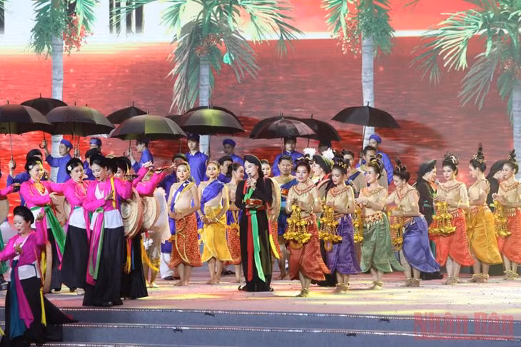 Các nghệ sĩ dân ca quan họ Bắc Ninh hòa cùng các nghệ sĩ Campuchia (Ảnh: KHIẾU MINH)