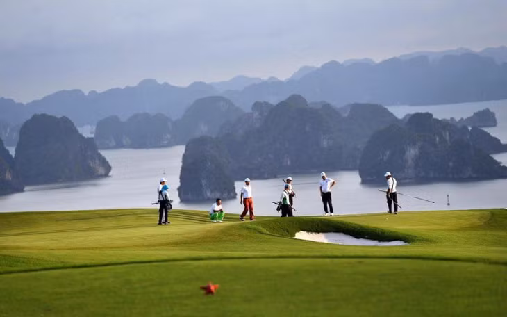 Các sân golf đạt chuẩn quốc tế là lợi thế để Quảng Ninh thu hút dòng khách từ các nước Đông Bắc Á như: Nhật Bản, Hàn Quốc...Các sân golf đạt chuẩn quốc tế là lợi thế để Quảng Ninh thu hút dòng khách từ các nước Đông Bắc Á như: Nhật Bản, Hàn Quốc... Trong ảnh: Du khách chơi golf tại sân của khách sạn FLC Hạ Long. 