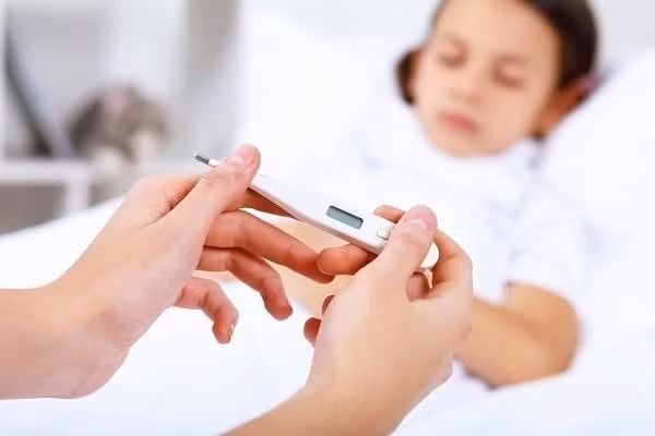 Hạ sốt đúng cách cho trẻ rất quan trọng.