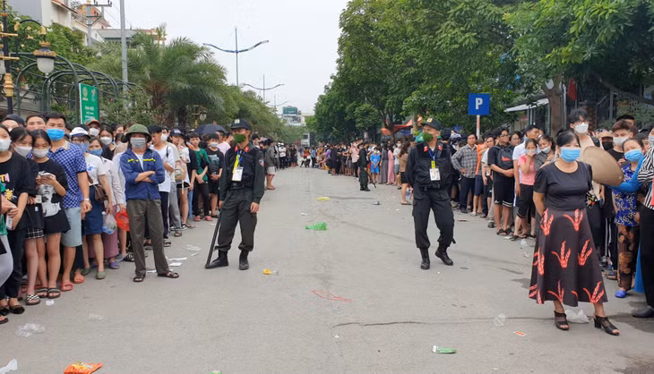 Từ sáng sớm ngày 21/5, người hâm mộ đã xếp hàng kéo dài hết đường Võ Huy Tâm - tuyến đường chính dẫn vào SVĐ Cẩm Phả.