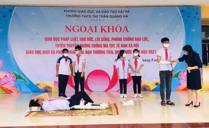 Trường THCS Thị trấn Quảng Hà (huyện Hải Hà) tổ chức chương trình ngoại khóa cho học sinh trước khi nghỉ hè.