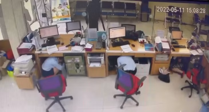 Đối tượng sử dụng vật nghi là súng uy hiếp nhân viên ngân hàng.