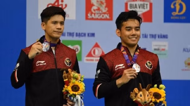 Rambitan (trái) có những lời lẽ thiếu chuẩn mực với tình nguyện viên trong lúc chia tay. Ảnh: Kompas.