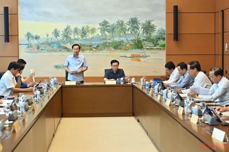 Chủ tịch Quốc hội Vương Đình Huệ dự phiên họp Tổ 12 chiều 26/5. (Ảnh: KHOA NGUYÊN)