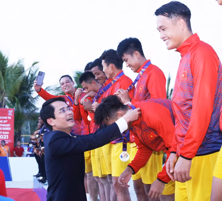 Đồng chí Phạm Văn Thành, Phó Chủ tịch UBND tỉnh Quảng Ninh trao huy chương vàng cho đội tuyển bóng ném bãi biển nam Việt Nam.