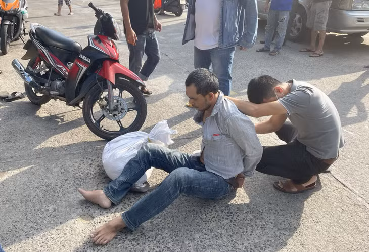 Trinh sát ập đến khóa tay đối tượng.