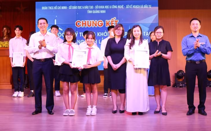 Nguyễn Thị Thanh Hoa và Vũ Thị Hải Ly (Trường THCS Phong Cốc, TX Quảng Yên) giành giải nhất cuộc thi Ý tưởng khởi nghiệp sáng tạo năm 2021.