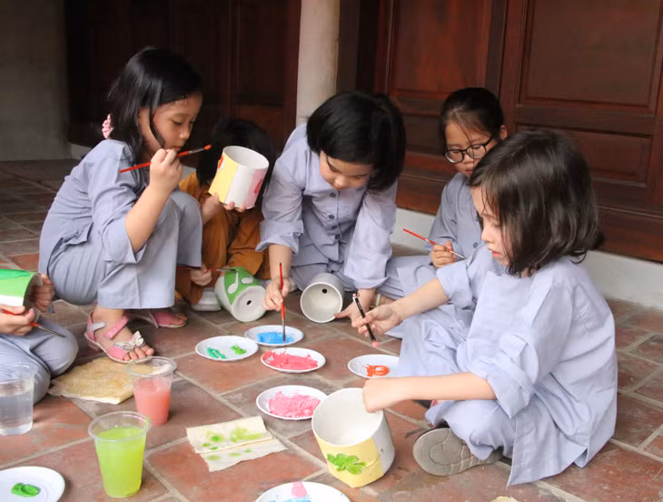 Các em thích thú với hoạt động vẽ chậu cây.