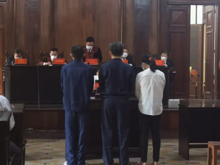 Các bị cáo đang nghe tuyên án.