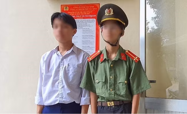 Đối tượng Nguyễn Trần Minh Khang (bên phải) và Huỳnh Thanh Trọng bị tạm giữ tại cơ quan Công an. Ảnh: TTXVN